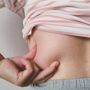 〈ブラに乗る背中のハミ肉解消！〉たった1分腕を回すだけ！簡単背中痩せエクササイズ