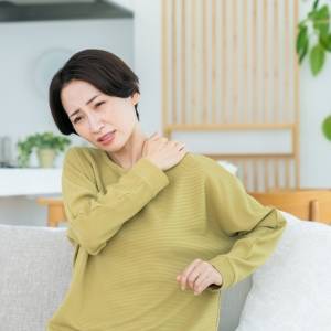 「肩が上がりにくい…」が「痛い！」に変わる前に【5分でできる】更年期世代の肩まわりケアストレッチ