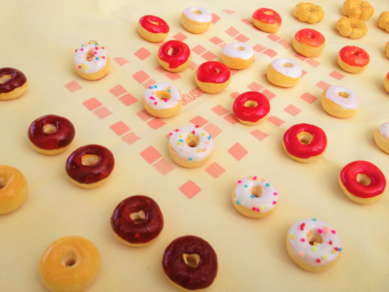 たくさんのカラフルなドーナツ