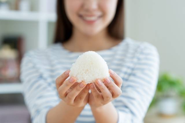 おにぎり食べる女性
