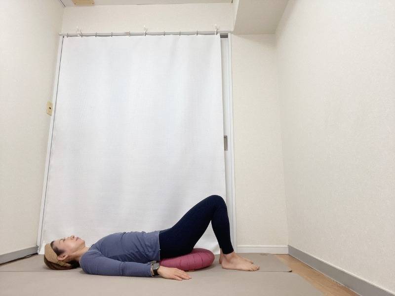 お尻の下にクッションを敷いた膝を立てた仰向けの体勢