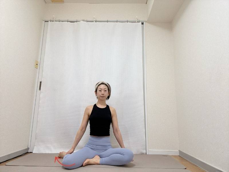 膝下を左側に流した横座りの体勢