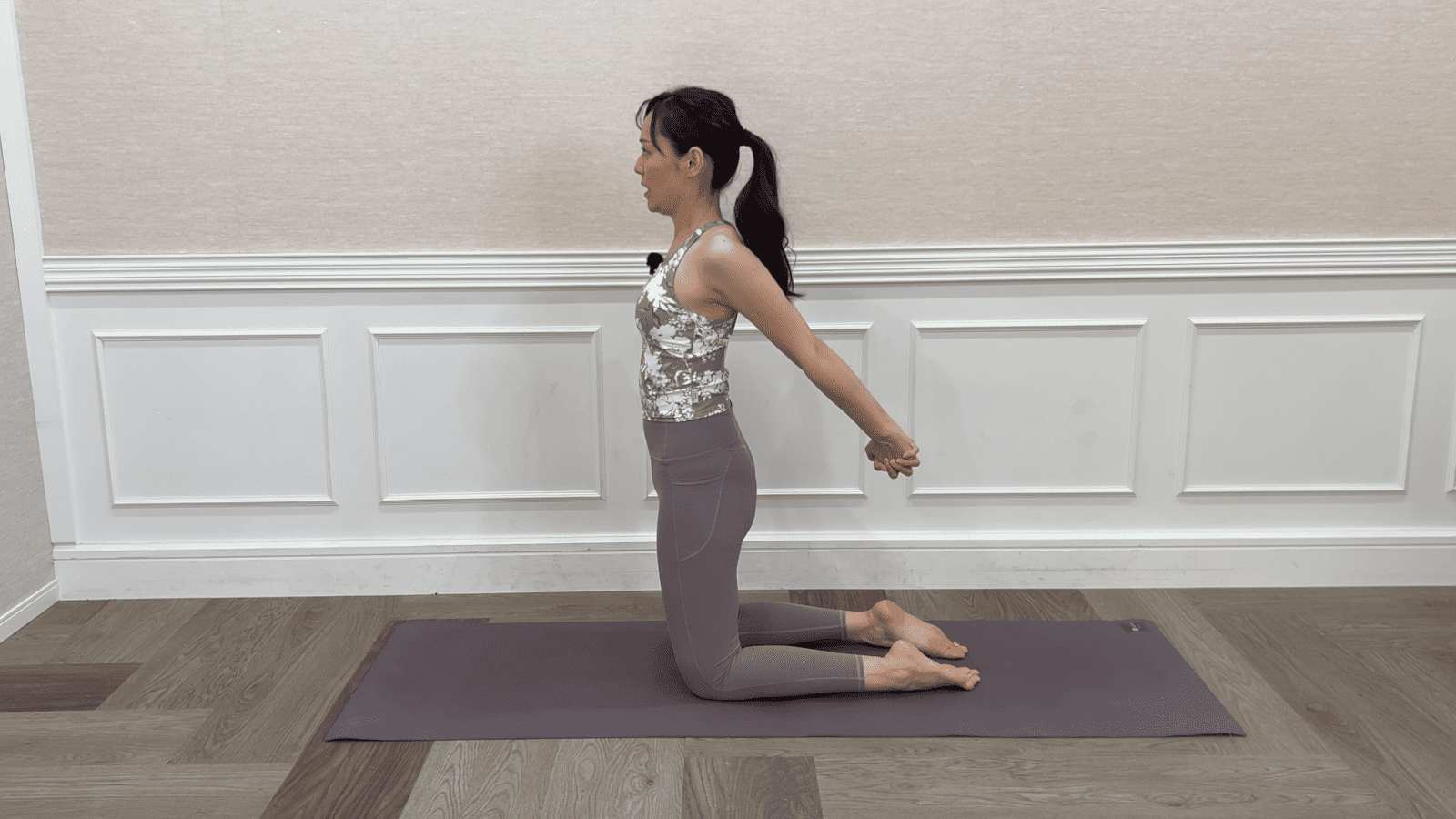 胸開きストレッチ２