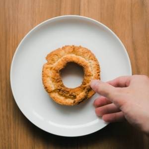 甘いものがやめられないのは意志のせいじゃない。“栄養不足”を整えるシンプル習慣を管理栄養士が解説