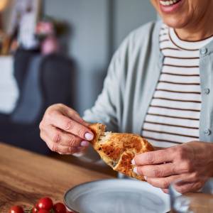 無意識に食べてたわ…。朝、「幸せホルモン」を減らすNG食べ物3選｜管理栄養士が解説