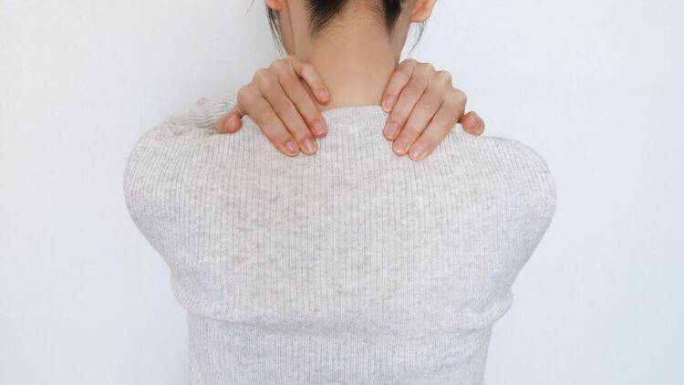 【慢性肩こりを根本解決】肩が上がりっぱなしの人は背中＆前鋸筋が硬い！→ゆるめるリリース＆エクササイズ