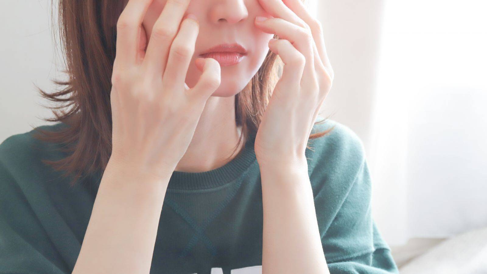  寝ても取れない目の疲れに。いつでもどこでもできるデジタル眼精疲労ケア【万能のツボ「風池」の正しい押し方】 