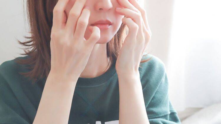 寝ても取れない目の疲れに。いつでもどこでもできるデジタル眼精疲労ケア【万能のツボ「風池」の正しい押し方】