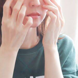 寝ても取れない目の疲れに。いつでもどこでもできるデジタル眼精疲労ケア【万能のツボ「風池」の正しい押し方】