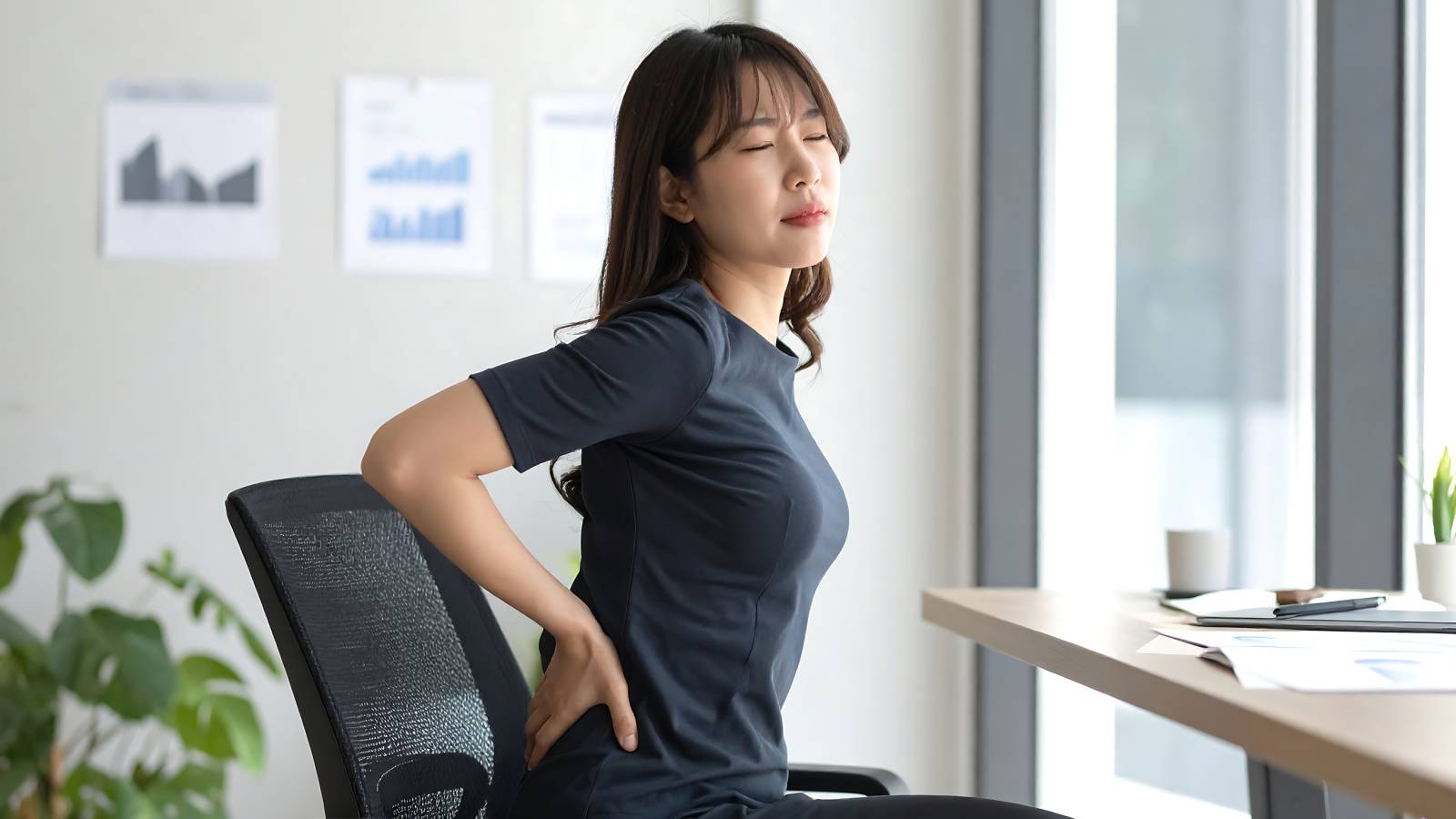 慢性的な腰のだるさは「背骨の筋力低下」が原因？ 座ったまま背骨まわりを鍛える【多裂筋】エクササイズ