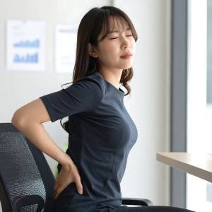 慢性的な腰のだるさは「背骨の筋力低下」が原因？ 座ったまま背骨まわりを鍛える【多裂筋】エクササイズ