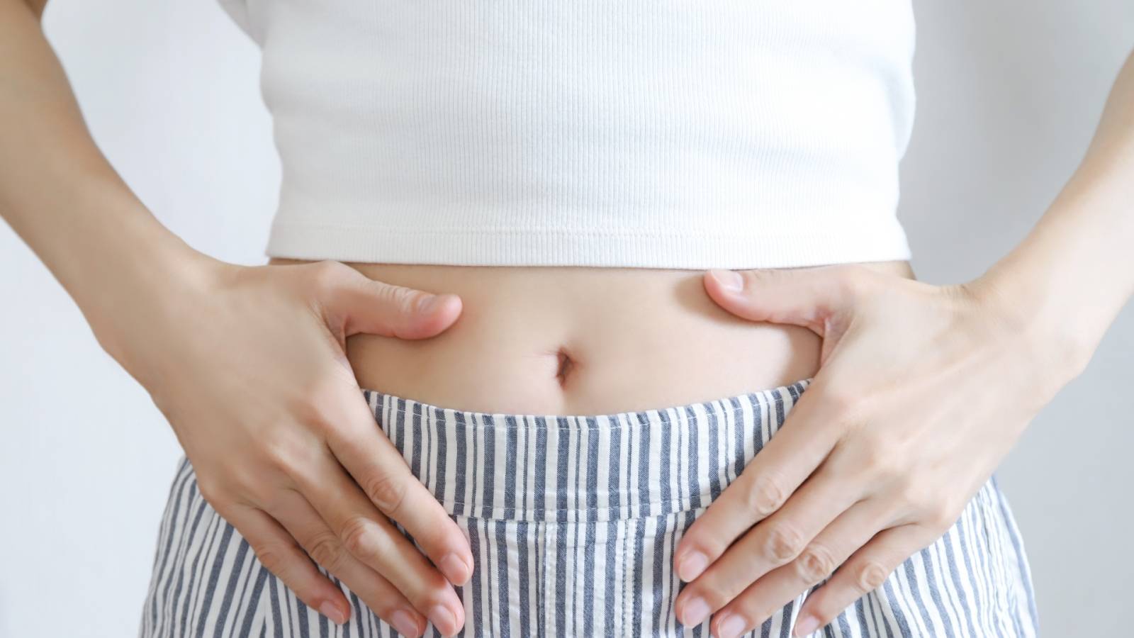  【しつこい「ぽっこりお腹」がスッキリ！】まずは1回30秒から！気軽にできる脚クロスチェアエクサ 