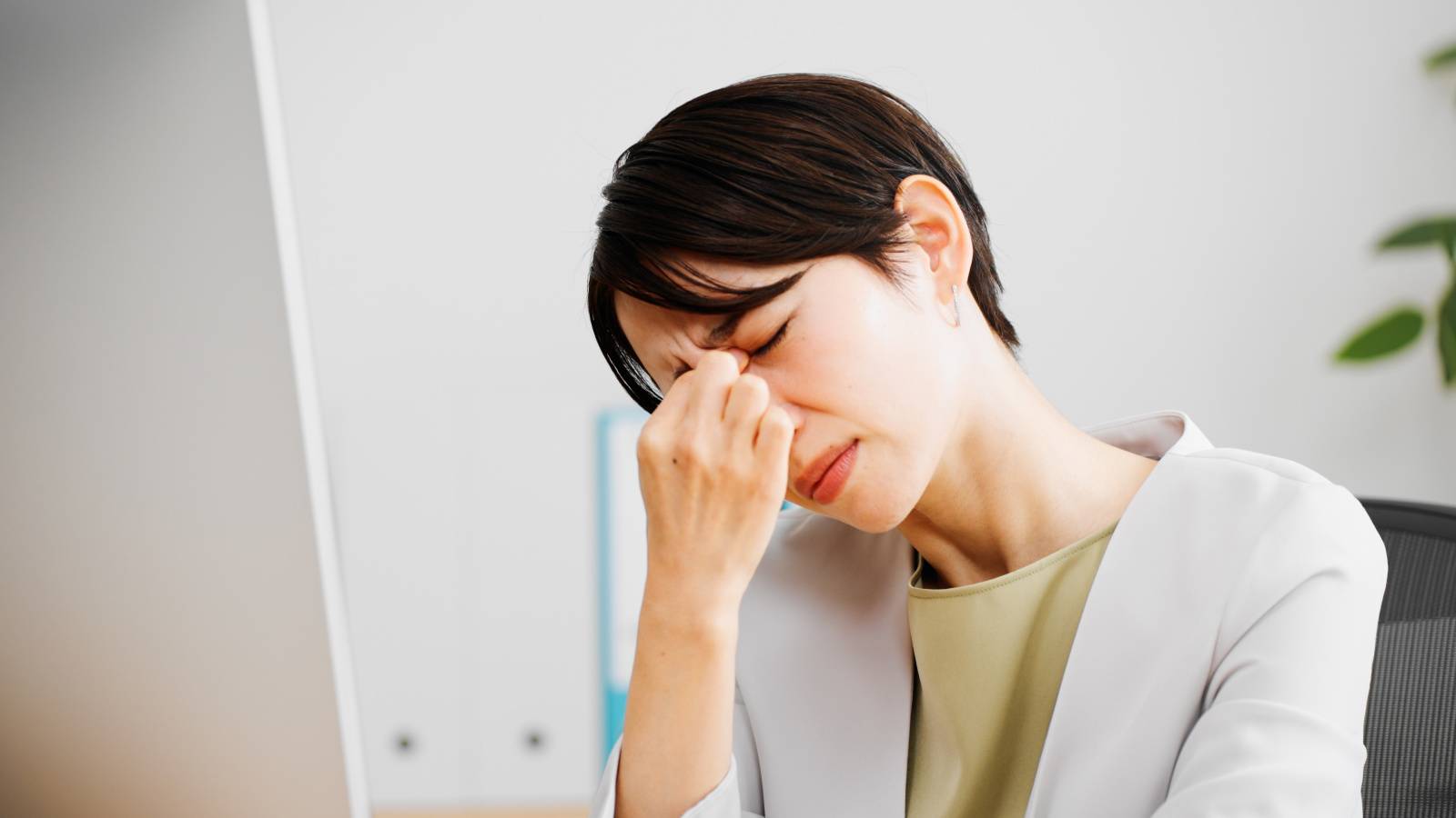  【目のショボショボがすっきり！】1回10秒でOKの「座ったまま眼精疲労ケア」 