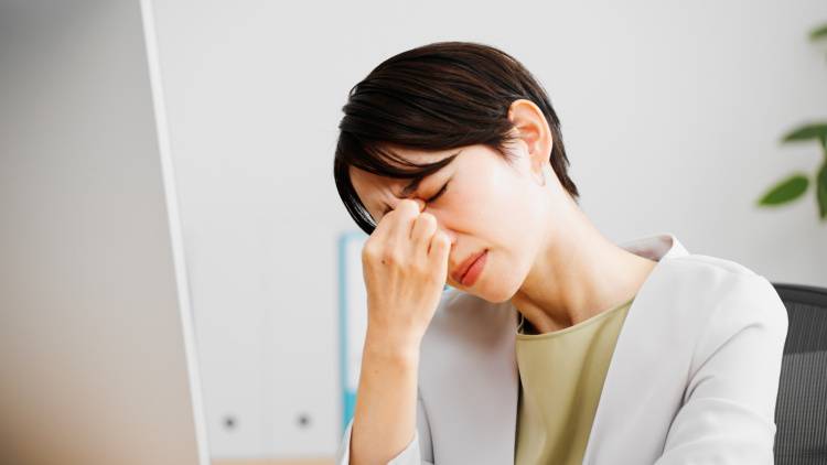 【目のショボショボがすっきり!】1回10秒でOKの「座ったまま眼精疲労ケア」