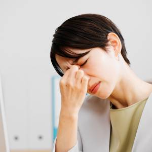 【目のショボショボがすっきり！】1回10秒でOKの「座ったまま眼精疲労ケア」