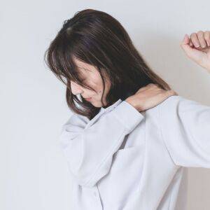 〈逆効果〉肩コリで腕を回すとゴリゴリと鳴る人「ちょっと待って！」正しく肩甲骨をほぐす方法