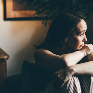 「自分はこんなもんじゃない」という呪い。40代から楽になるために"あえて捨てるべきもの"とは｜臨床心理士監修