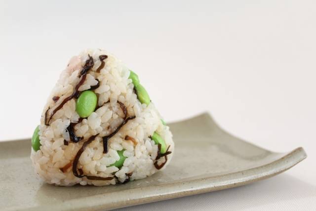 ツナと枝豆と塩昆布のおにぎり