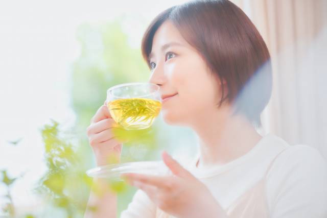 お茶を飲む女性