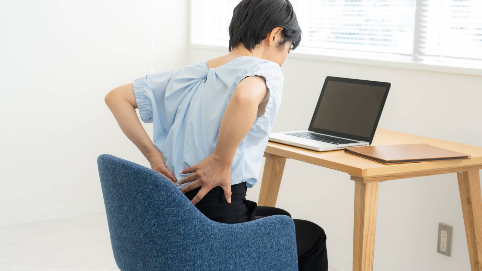  【股関節がつまる感じがする人へ】脚がスーッと軽くなる！椅子に座ったままできる股関節ほぐし 