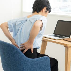 【股関節がつまる感じがする人へ】脚がスーッと軽くなる!椅子に座ったままできる股関節ほぐし