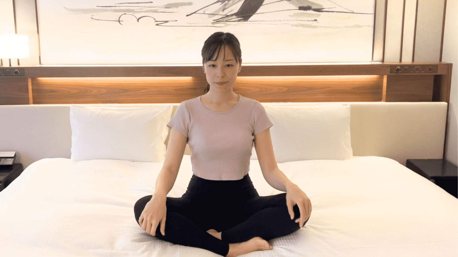 背中を丸めるストレッチ１