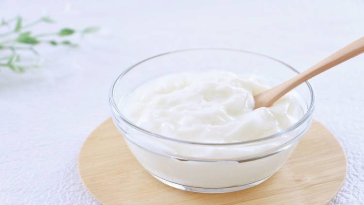 ビタミンD不足を防ぐ!朝、ヨーグルトと組み合わせると良い食材とは?|管理栄養士が解説