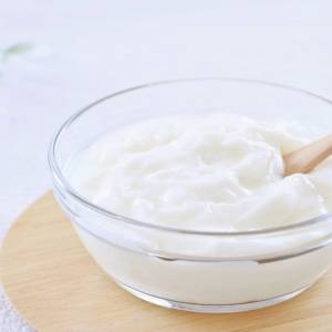 ビタミンD不足を防ぐ!朝、ヨーグルトと組み合わせると良い食材とは?|管理栄養士が解説