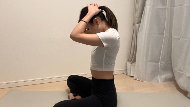 【首の後ろの張り・重みがすっきり！】座ったまま簡単にできる「あご引きストレッチ」