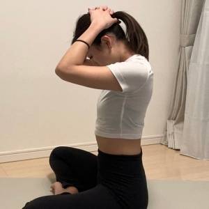 【首の後ろの張り・重みがすっきり!】座ったまま簡単にできる「あご引きストレッチ」