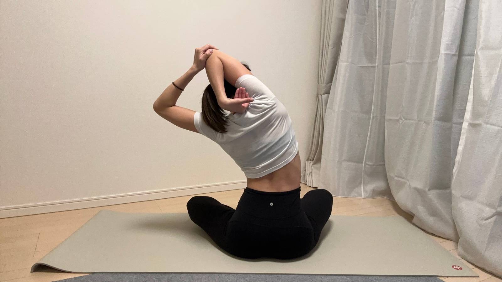 「上半身がこわばってる…」体側から二の腕まで気持ちよく伸びる！座ってできる上半身ストレッチ