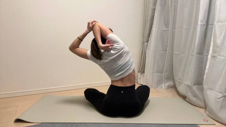 「上半身がこわばってる…」体側から二の腕まで気持ちよく伸びる!座ってできる上半身ストレッチ