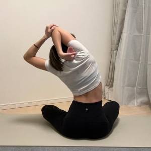 「上半身がこわばってる…」体側から二の腕まで気持ちよく伸びる！座ってできる上半身ストレッチ