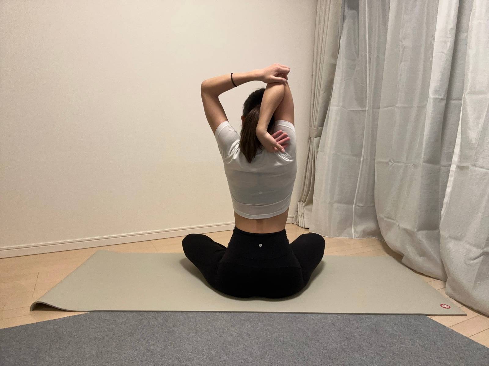 二の腕ストレッチ