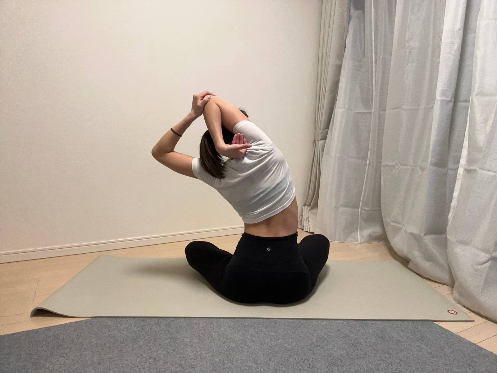 二の腕ストレッチ