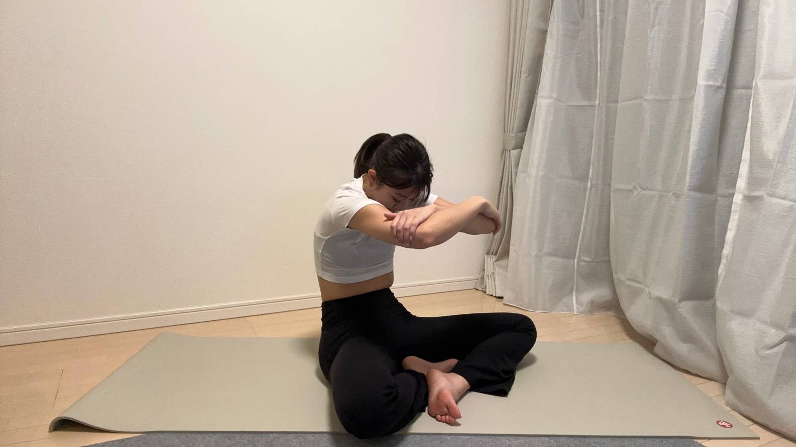  【バキバキ背中がスッキリ！】背中を丸めて肩甲骨を広げる背中ほぐし 