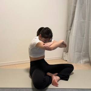 【バキバキ背中がスッキリ！】背中を丸めて肩甲骨を広げる背中ほぐし