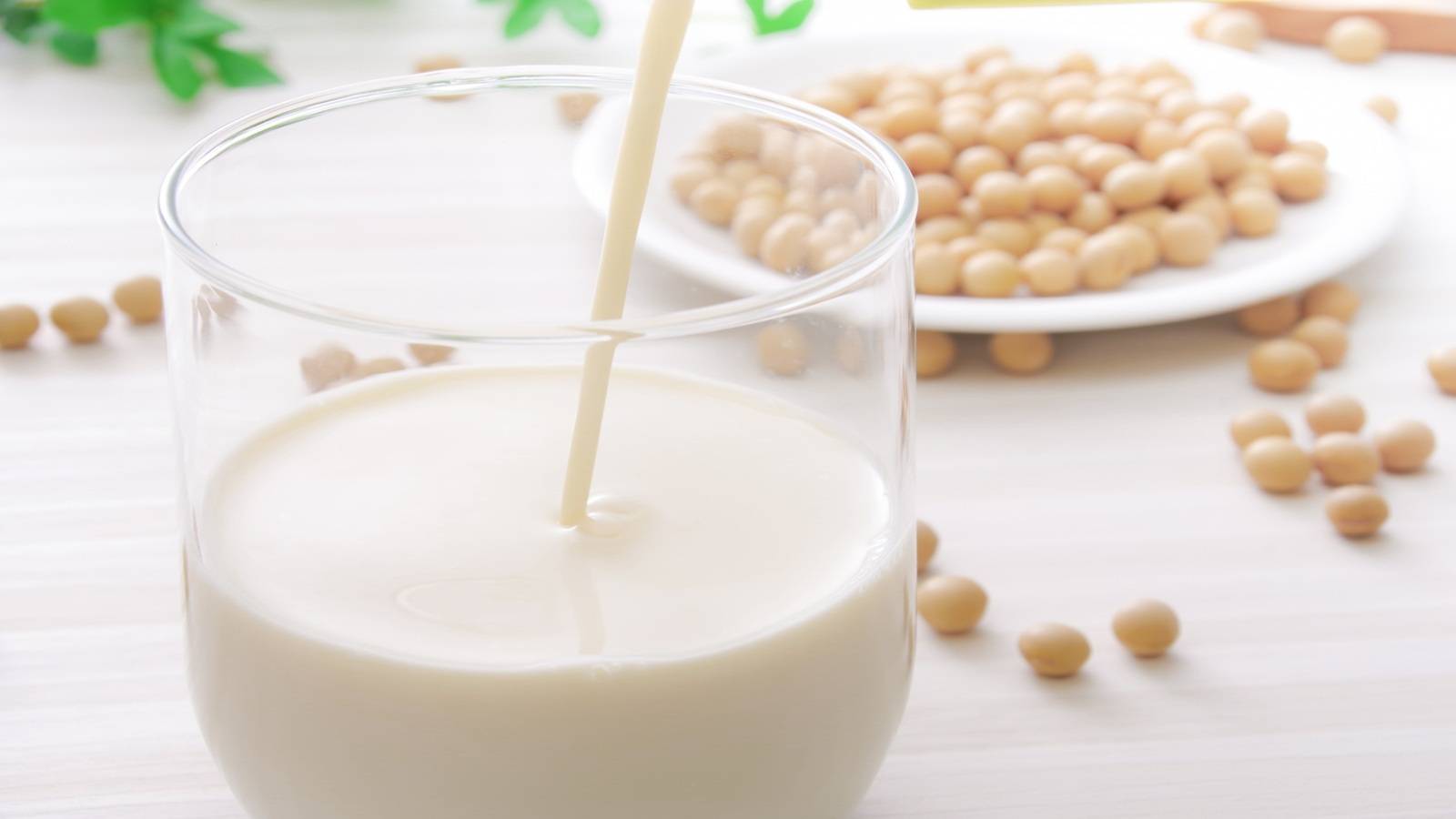 豆乳に酢を少し垂らすだけ。腸が動き出す飲み方｜管理栄養士が解説