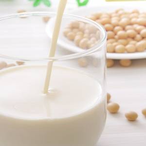 豆乳に酢を少し垂らすだけ。腸が動き出す飲み方|管理栄養士が解説
