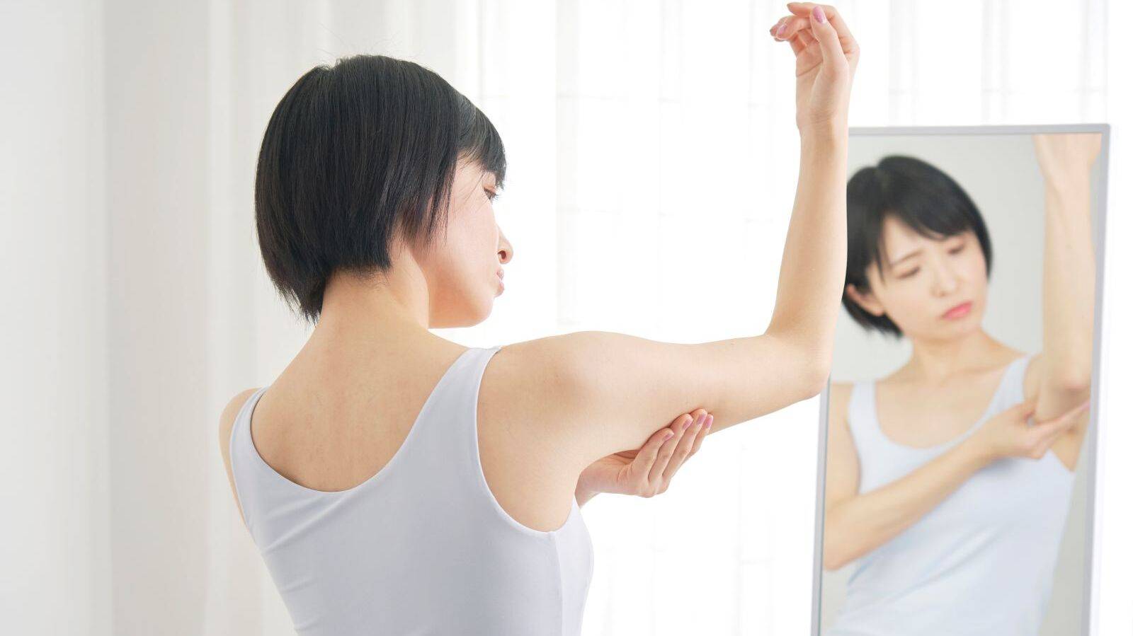 大人世代の二の腕痩せのカギは「脇の下」【片側1分】朝の着替え前にパッとできるマッサージ