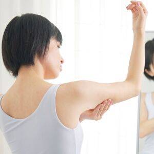 大人世代の二の腕痩せのカギは「脇の下」【片側1分】朝の着替え前にパッとできるマッサージ