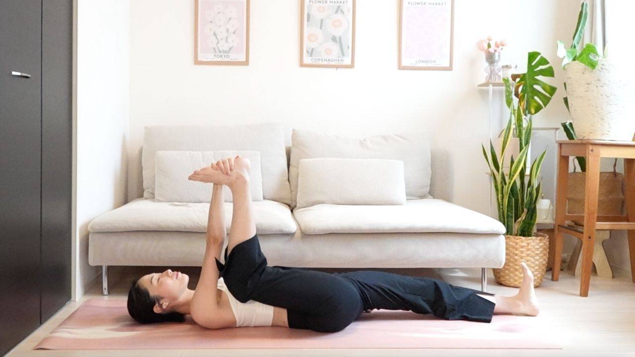 ハーフハッピーベイビーのポーズ