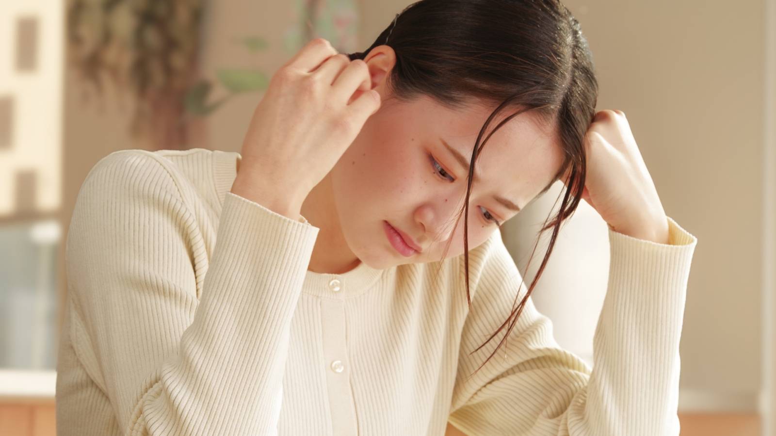  〈50代、疲れが取れない原因〉はガチガチ背中？【寝る前3分】ベッドでできる簡単ストレッチ 