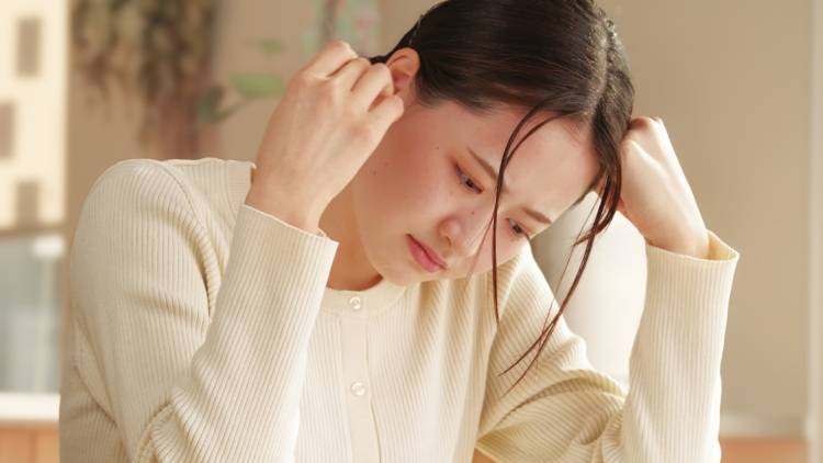 〈50代、疲れが取れない原因〉はガチガチ背中？【寝る前3分】ベッドでできる簡単ストレッチ