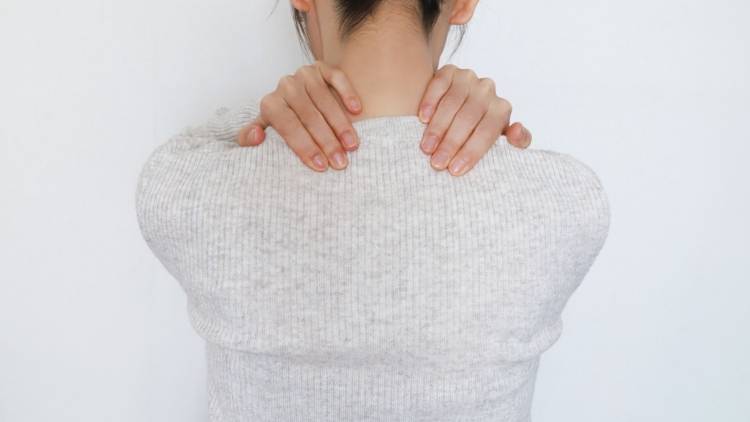 【寝たままできる】丸くたるんだ背中を見逃さないで！背中・二の腕・脇腹を整えるタオルエクササイズ