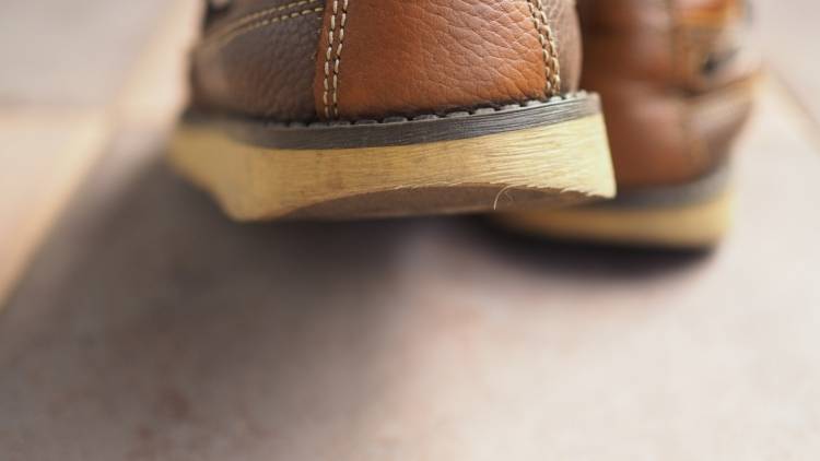 【靴のかかと外側が減る人必見】ペンがあればできる!足裏の重心を整える30秒エクササイズ