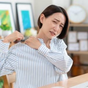 スマホ疲れからくる脳疲労に【たった3回1分でできる】肩ストン！するだけ。簡単リセットエクササイズ