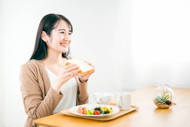 トースト食べる女性