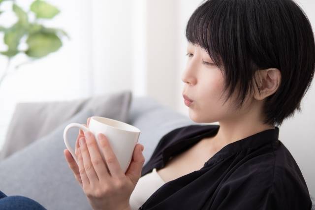 飲み物を飲む女性
