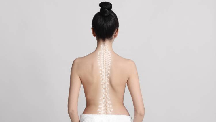 姿勢が悪い人に多い【フラットバック】って？きれいなS字カーブのための「タオルほぐし運動」